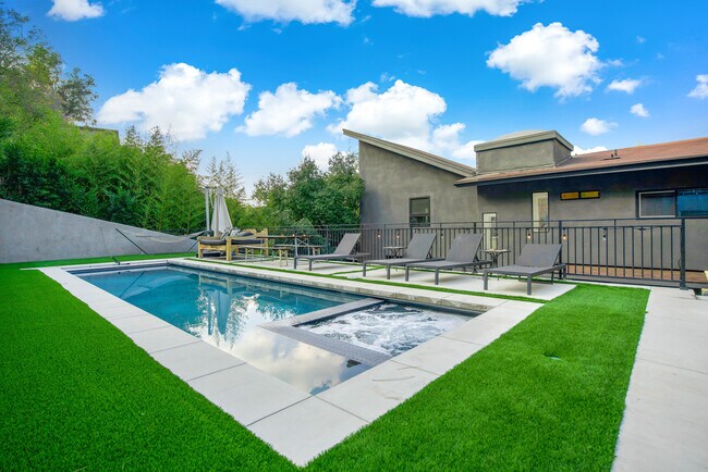 Building Photo - 2418 Canyon Oak Dr