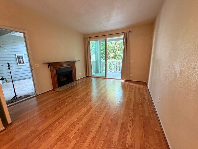 Foto del edificio - LARGE SECOND FLOOR CONDO UNIT IN FREMONT!