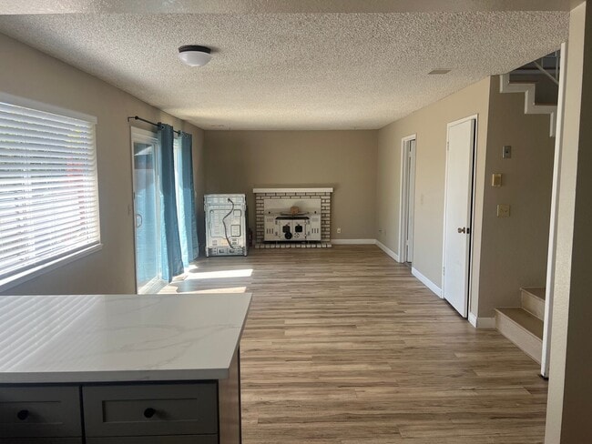Foto del edificio - Spacious & Updated 4BD/2.5BA Home in Prime...