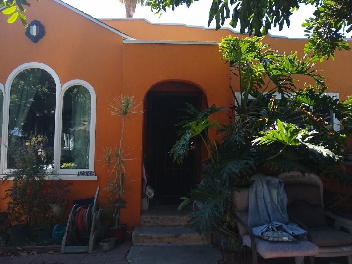 2 BEDROOM 1 BATH (FRONT HOUSE) - 2346 Gail St