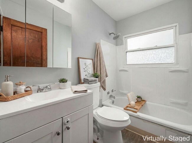 Foto del edificio - 396-398 South Powell Avenue