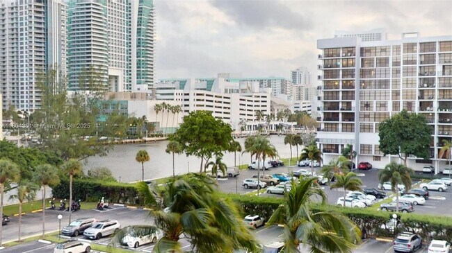 Foto del edificio - 800 Parkview Dr