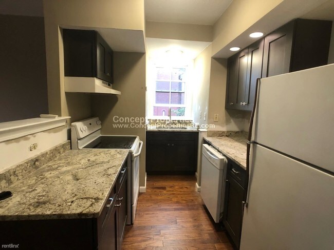 Building Photo - 2 br, 2 bath Triplex - 652 Tremont St # 5E