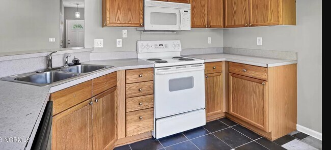 Foto del edificio - 1136 Ashcroft Dr NE