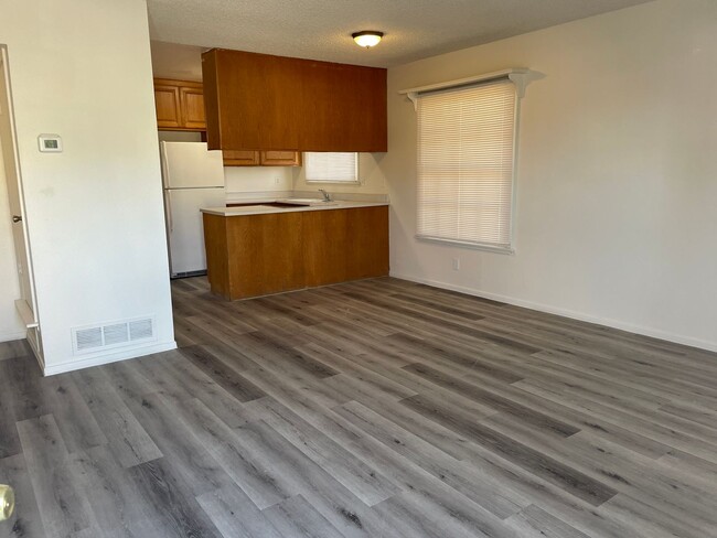 Foto del edificio - 2 Bedroom Condo located by UNLV