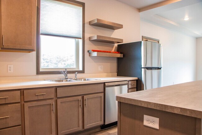 Foto del edificio - Top Floor Corner 1bed- Available August 6th!