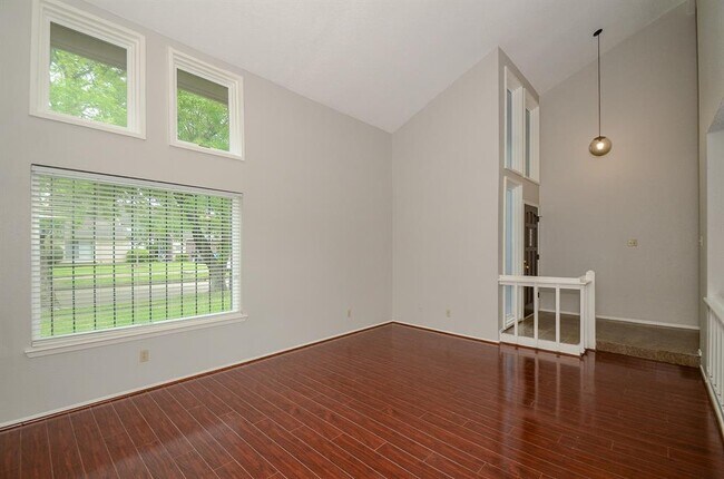 Foto del edificio - 12323 Braesridge Dr