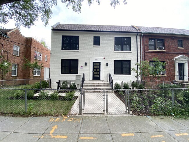 Building Photo - 1357 Nicholson St NW