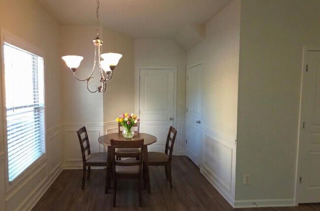 Foto del edificio - 2200 Oakland Grove Pl