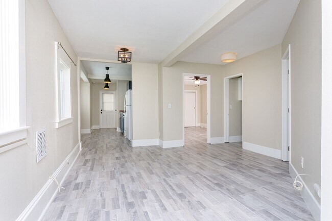 Foto del edificio - 915 East Balboa Blvd.