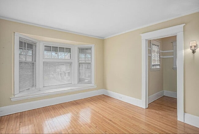 Building Photo - 414 Paris Ave SE