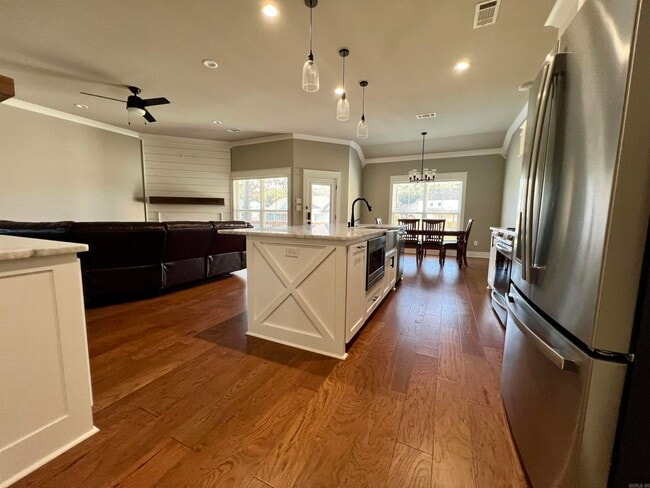 Building Photo - 9741 Meadow Creek Dr