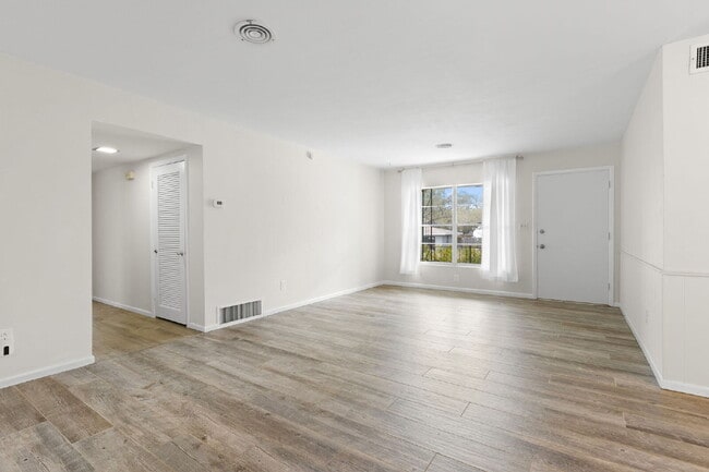 Building Photo - FULLY FENCED Home For Rent in Clearwater!