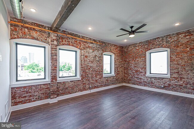 Building Photo - 1211 Bainbridge St