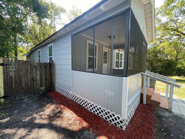 Building Photo - 4/2 Single Family Home : Available Now!