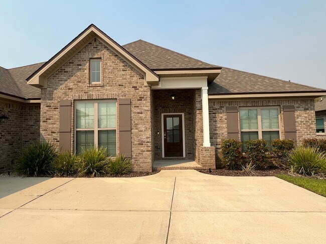 Building Photo - Stunning 4 Bedroom