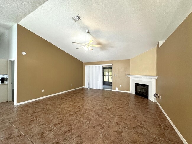 Building Photo - 147 Steeplechase Dr