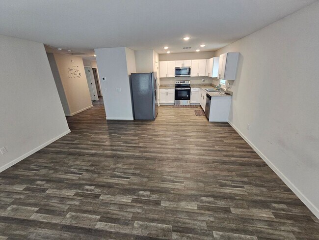 Building Photo - ONE MONTH FREE RENT W/2 YR LEASE 3 BEDROOM...