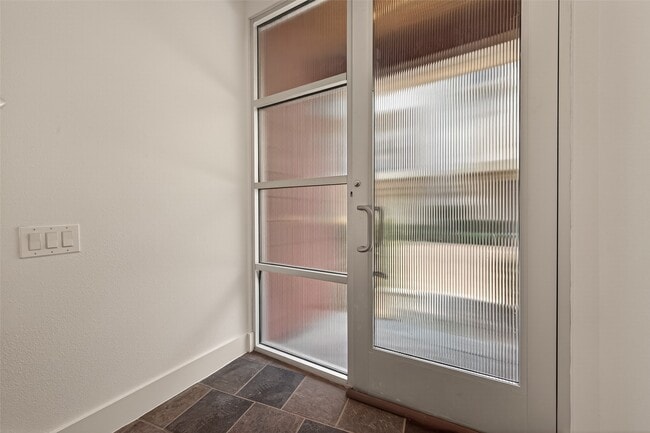 Foto del edificio - 6014 Fairdale Ln