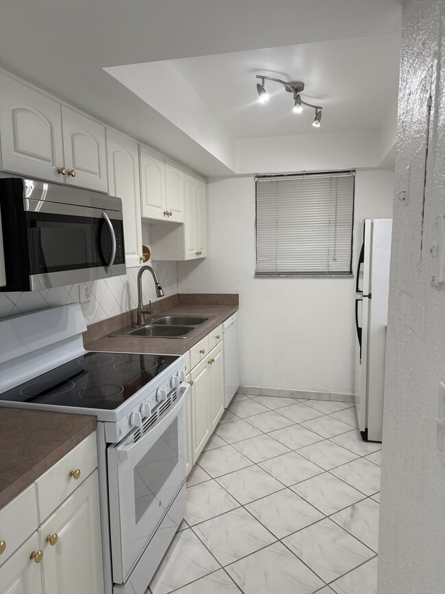 Building Photo - 895 N Village Dr