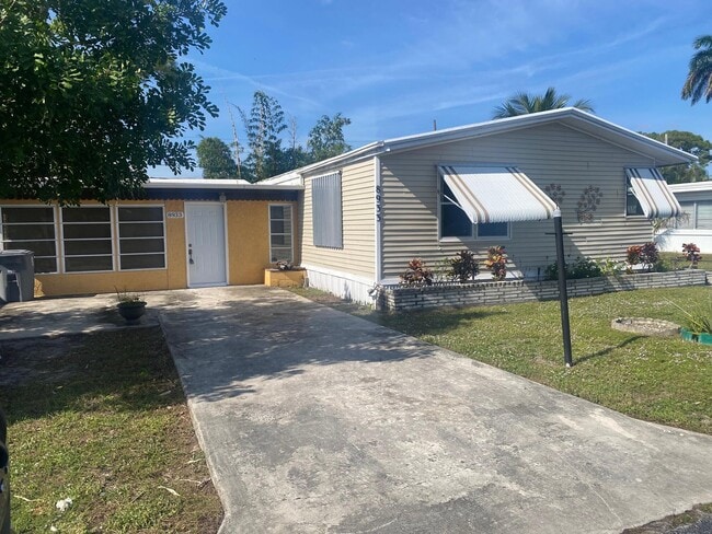 Building Photo - 8933 Pine St