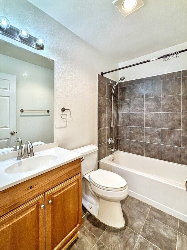 Full Bath - 3625 Ash St