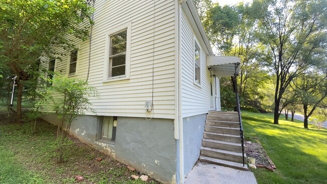 Building Photo - Spacious 2 Bedroom/1 Bath Home