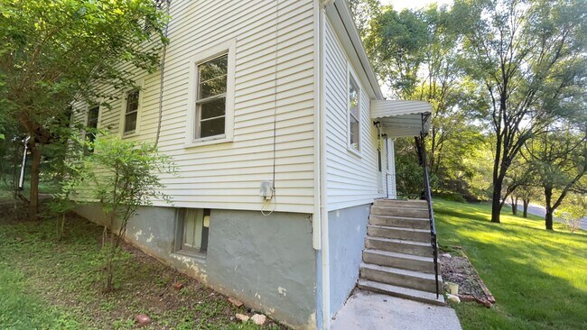 Foto del edificio - Spacious 2 Bedroom/1 Bath Home