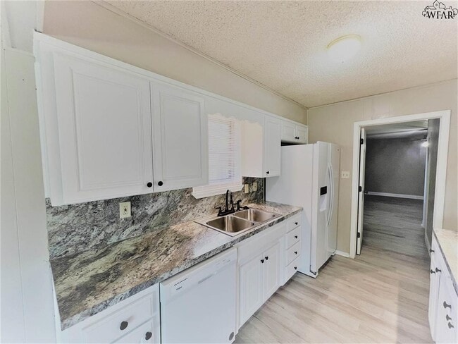 Building Photo - 4612 Summit Dr