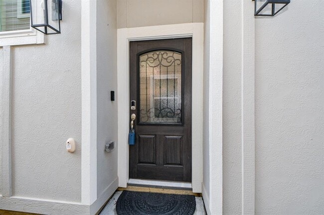 Building Photo - 1527 Lakeline Oak Dr