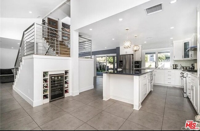 Building Photo - 6140 Rhodes Ave