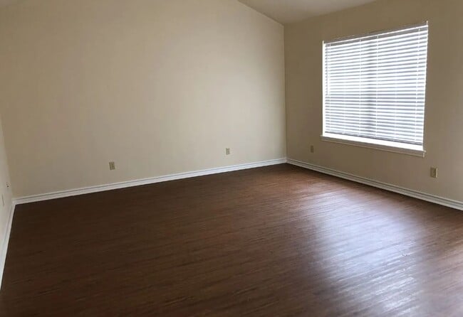 Building Photo - 1801 Sara Dr