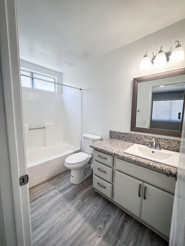 Foto principal - 37445 Sheffield Dr