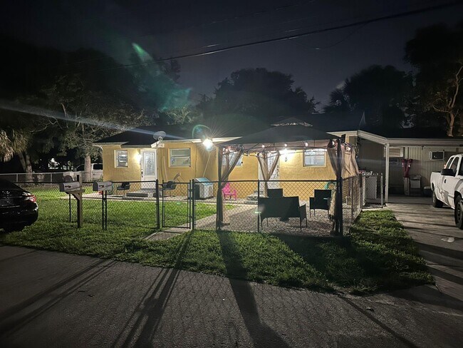Foto del edificio - 930 Flamingo Dr
