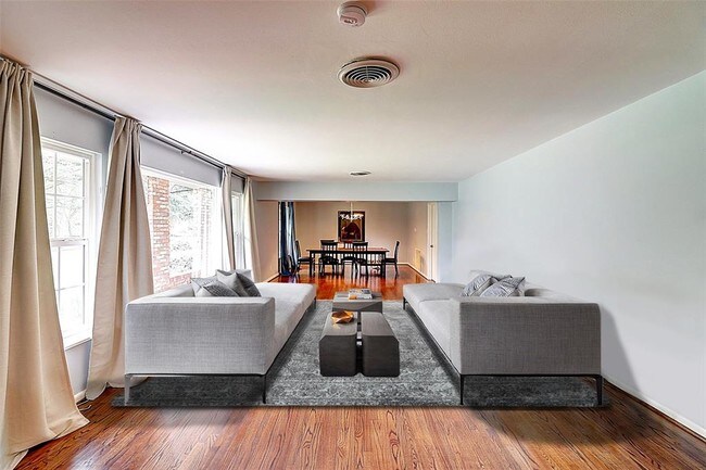 Foto del edificio - 5310 Meadowlake Ln
