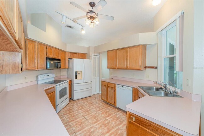 Building Photo - 851 Mendoza Dr