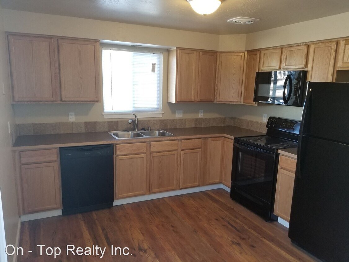 Primary Photo - 4 br, 2.5 bath House - 519 E. Lacrosse