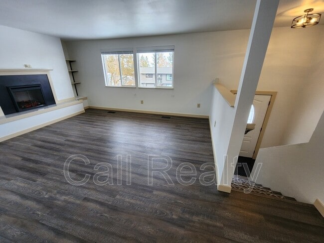 Building Photo - 508 E Maxine Ave