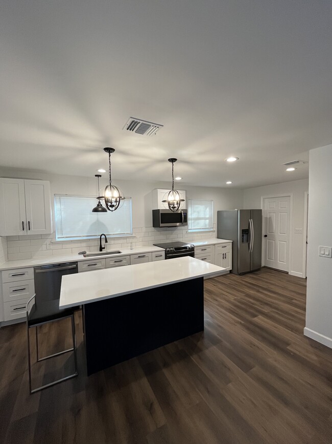 Beautifully remodeled modern home - 408 Idaho