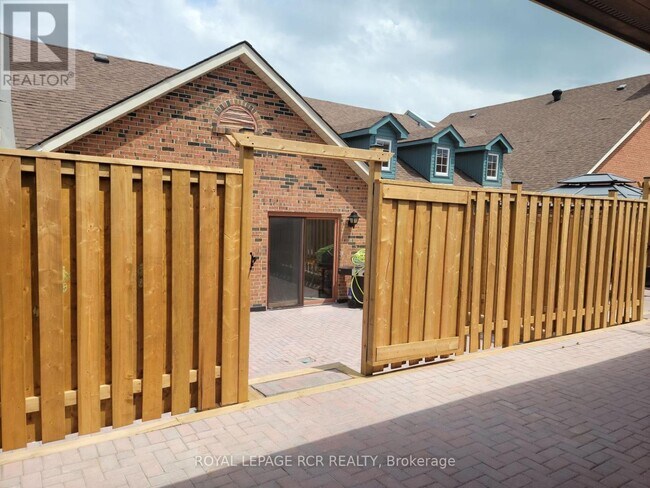 Photo du bâtiment - 2 Orchard Heights Blvd