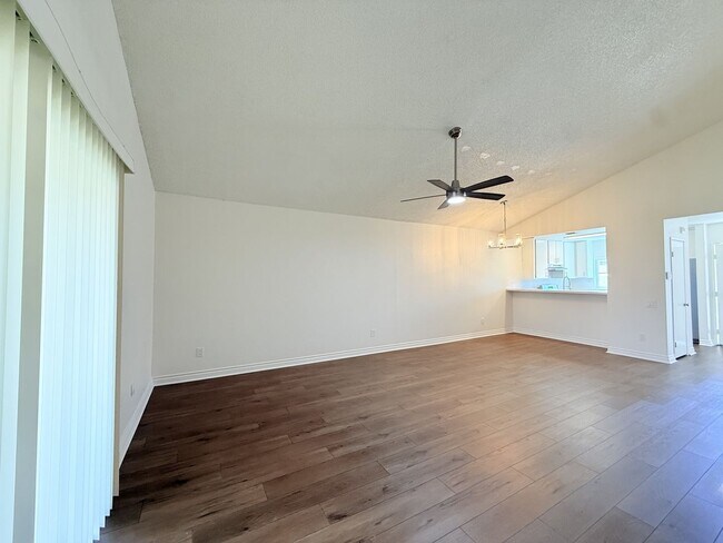 Building Photo - AVAILBLE NOW!!! Updated 2 Bedroom 2 Bathro...