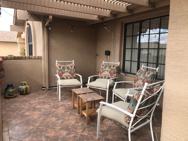 Building Photo - Welcome to this charming 2-bedroom, 2-bath...