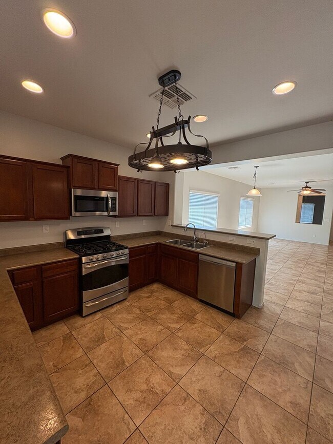 Foto del edificio - READY TO VIEW NOW-RARE FIND! Fireside at N...