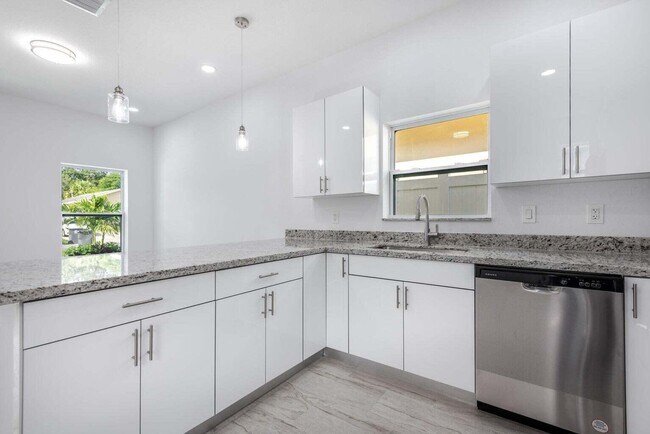 Building Photo - 2831 Saranac Ave