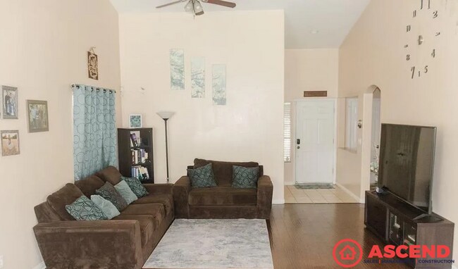 Foto del edificio - Spacious 3BD/2BA Home in Bakersfield's 93313 Area — Fully Equipped, Pets Welcome!