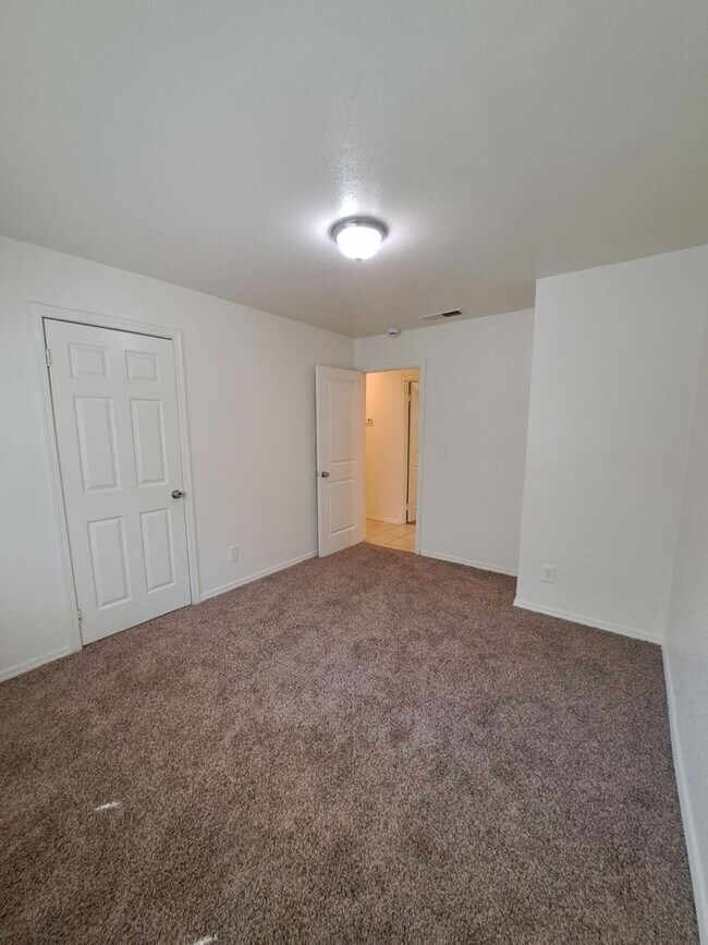 Foto del edificio - 2221 S Poppy Ave