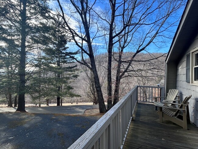 Building Photo - Cute Garage Apt and Cozy Living with a Front-Deck View