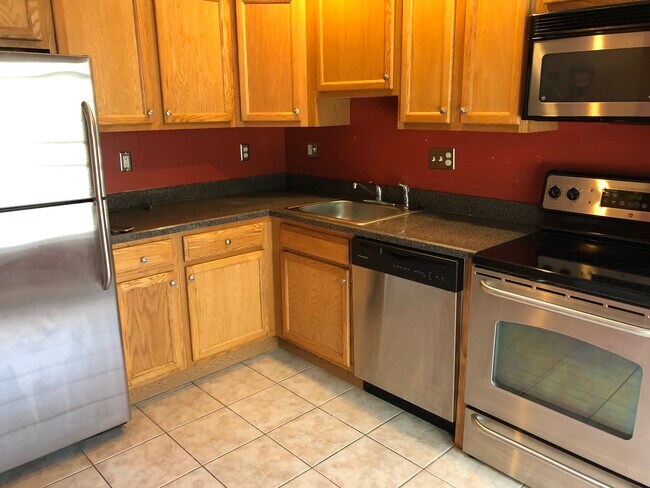 Foto del edificio - 245 E Woodland St