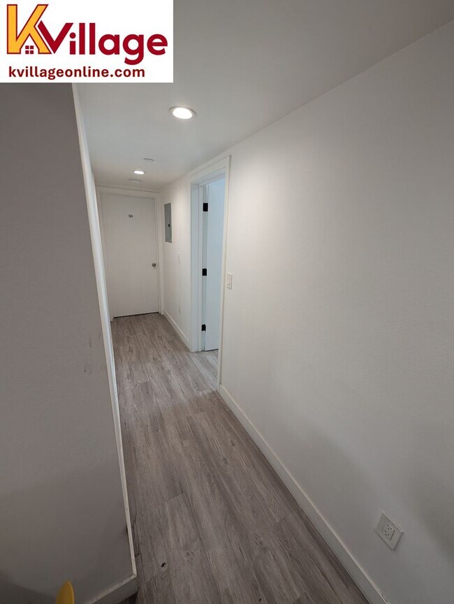 Building Photo - FULLY FURNISHED co-living apartment room w...