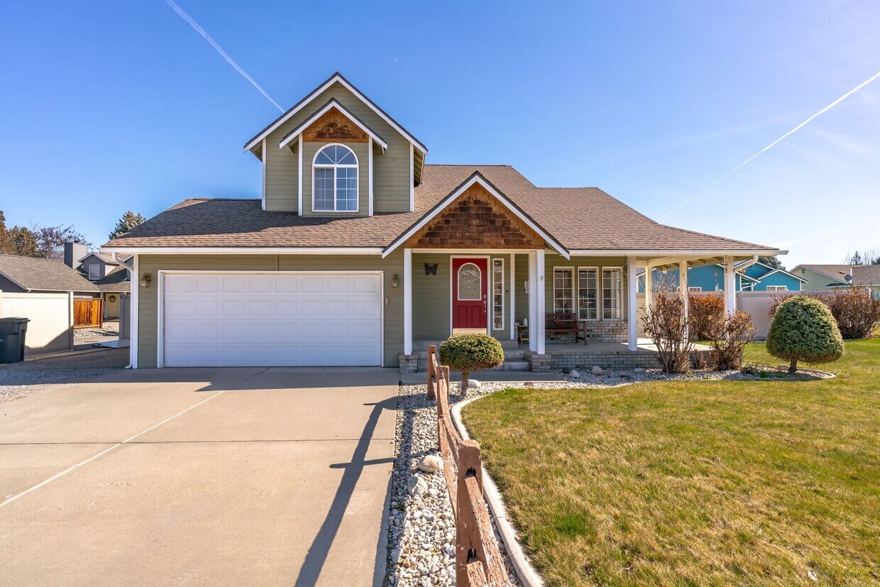 Primary Photo - Beautiful 3 Bedroom 2.5 bath home with 2 c...